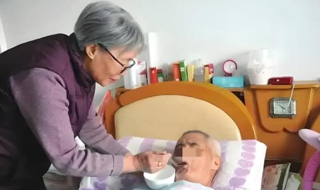 家里3老人同住病房;老人住一起