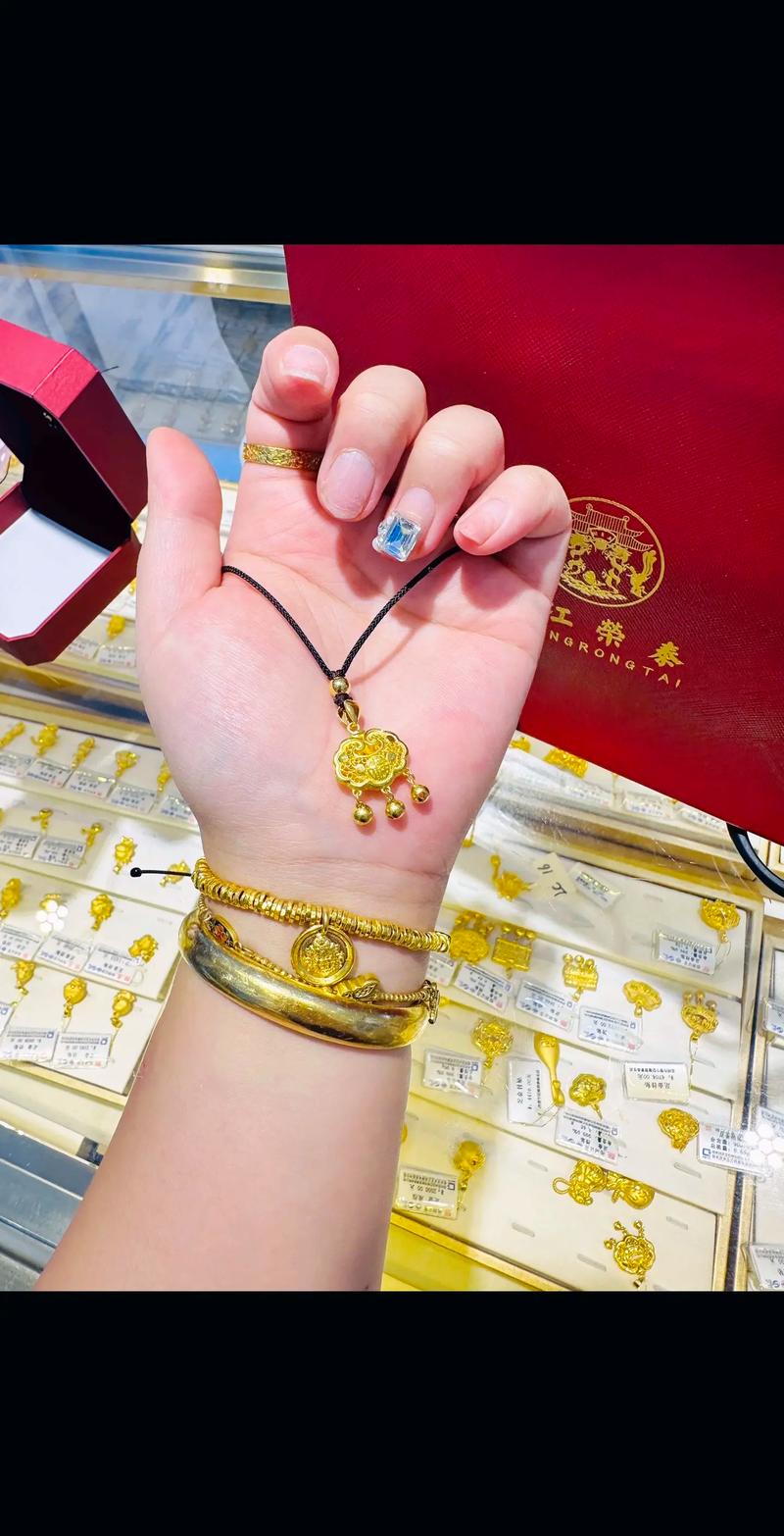 剪开黄金锁里面是蜡;黄金锁为什么有个洞