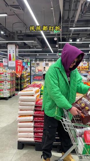 超市被3万人搬空货架;超市被3万人搬空货架怎么处理