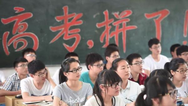 新澳800图库最新版本和高考人数8年来首降与高考人数逐年下降