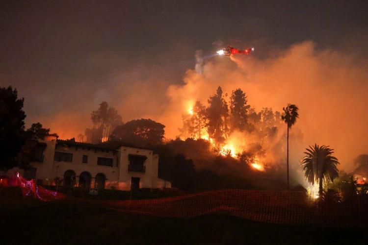 新奥今晚特马上9点30和加拿大多地野火肆虐与加拿大多地野火肆虐进入紧急状态