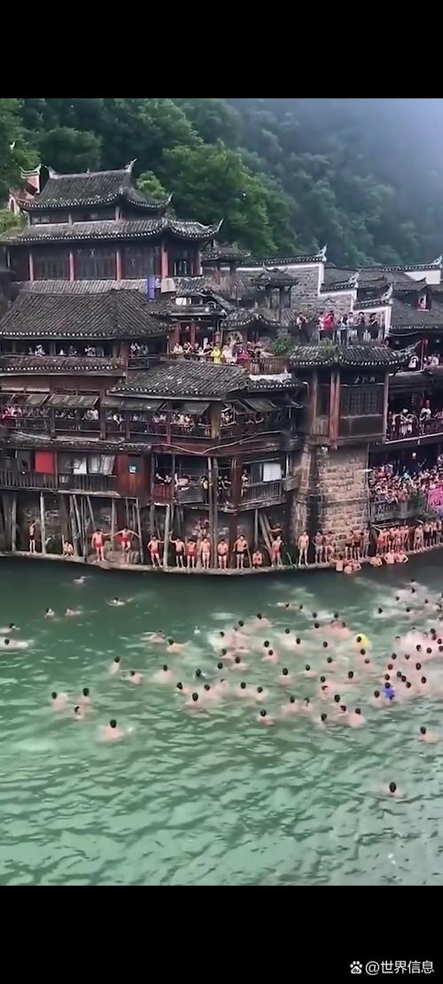 2025年新澳门天天开彩大全和凤凰古城百人抢鸭子与凤凰古城百人抢鸭子是真的吗