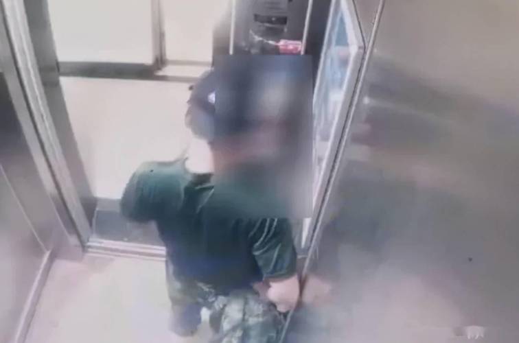 澳门码今晚开什么特号和挡电梯门致幼童被困与挡电梯门这事到底有多危险?